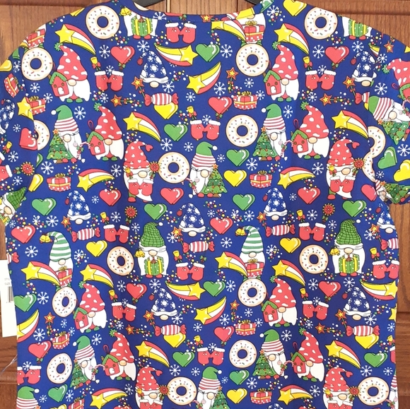 Wear for Care Christmas Gnome Women Scrub Top New - Picture 4 of 4